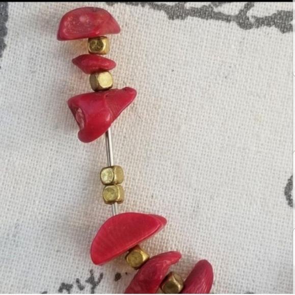 VINTAGE RED CORAL WITH SILVERTONE & GOLDTONE BEAD DETAIL LIGHTWEIGHT NECKLACE - Picture 2 of 5